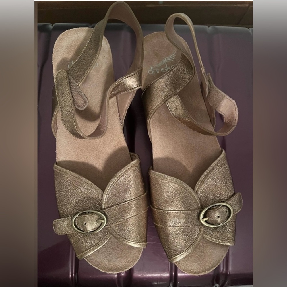 Dansko Vanna Flats Sandals Gold
Buckle 38 Sz 8